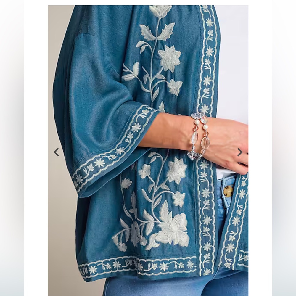 Floral-Embroidered Soft Jacket - Picture 6 of 7